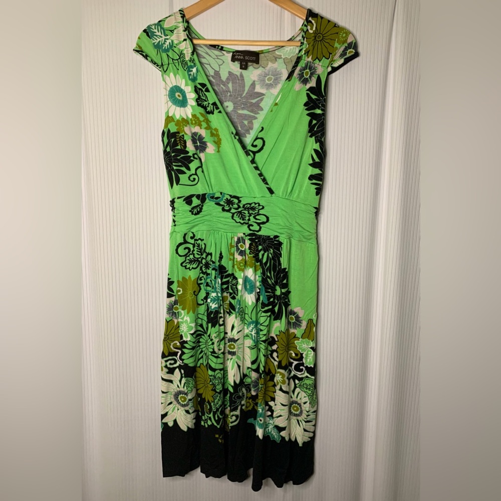 Anna Scott - Green And Black Floral Print V-neck Midi Dress - Medium